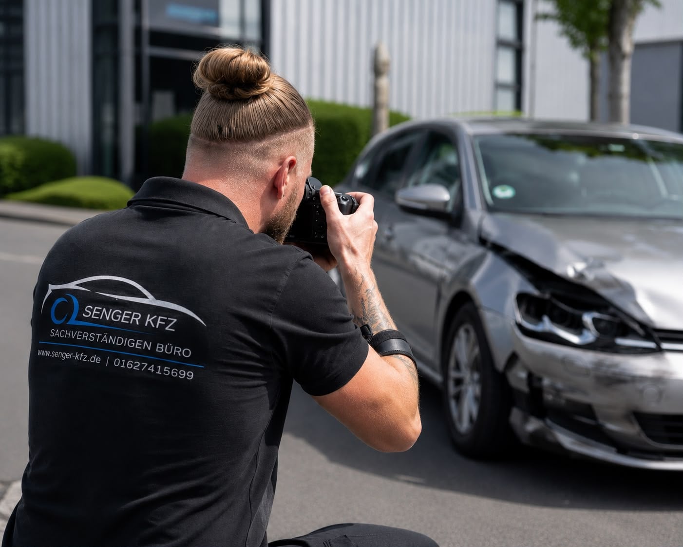 Schadensaufnahme eines Unfallfahrzeugs im Sauerland